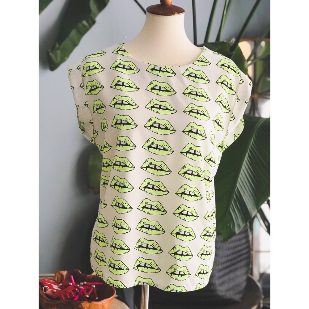 EUC-Miss Finch neon yellow lips shirt